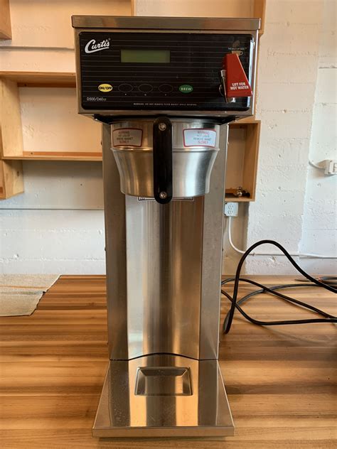 Curtis Coffee Brewer (D500GT62A000) w/ 2 Bunn 3.0L Lever Action Airpots ...