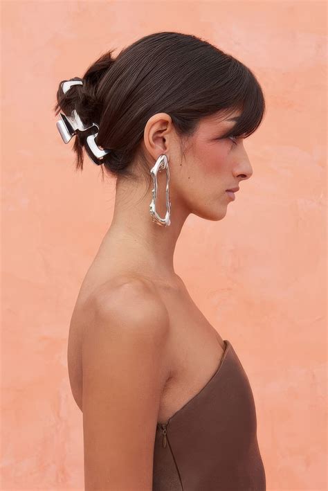 30 Cool And Chic Claw Clip Hairstyles - Styleoholic
