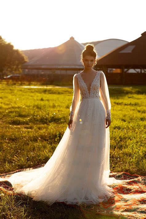 Soft romantic wedding dresses | Beachweddingtips.com