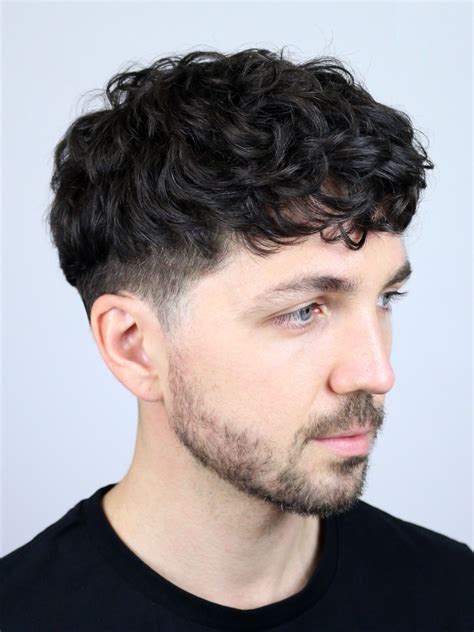 Curly French Crop Hairstyle | Estilos de cabello hombre, Hombres con ...