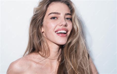 Cara de mujer hermosa Retrato de primer plano cuidado de la piel ...