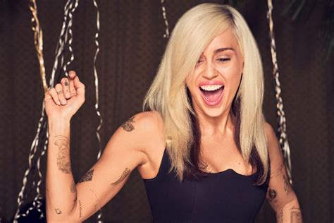 마일리 사이러스 2023 스타일