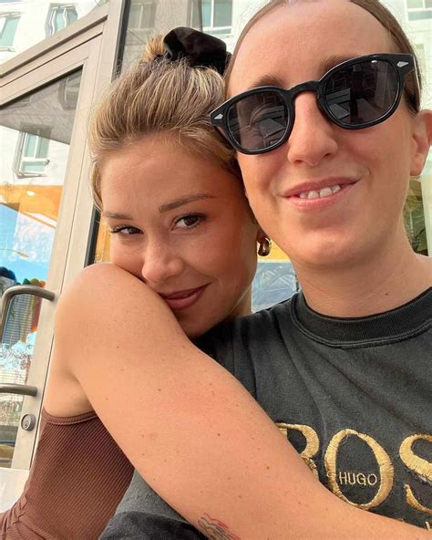 Former Bachelorette Gabby Windey Reveals She's Dating a Woman