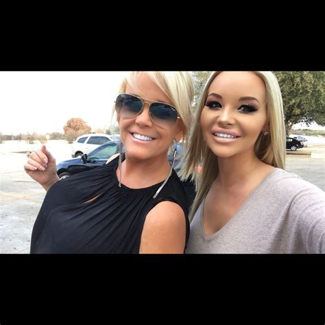 Bimbo mom and daughter .Guess they using too much makeup. | Scrolller
