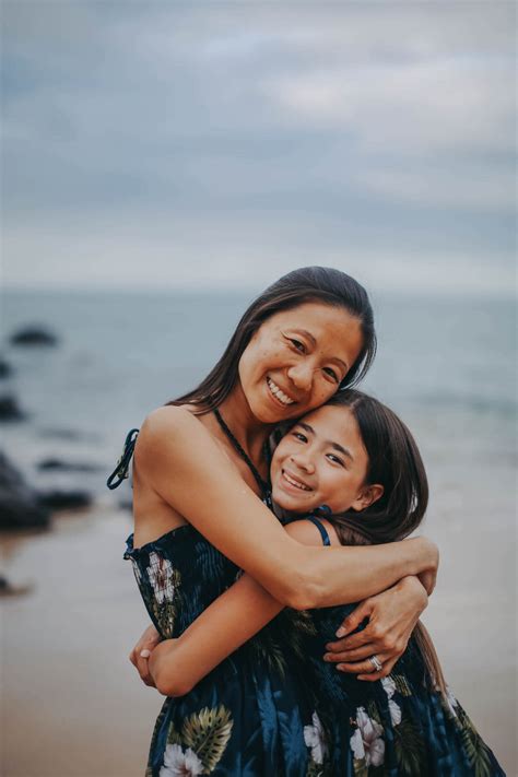 Top 10 Mom and Daughter Photo Ideas & Poses | Flytographer