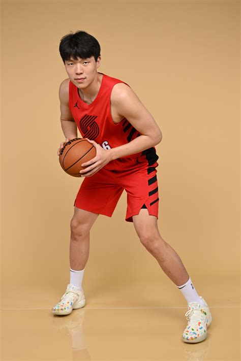 PHOTOS » Yang Hansen Rookie Photo Shoot | Portland Trail Blazers