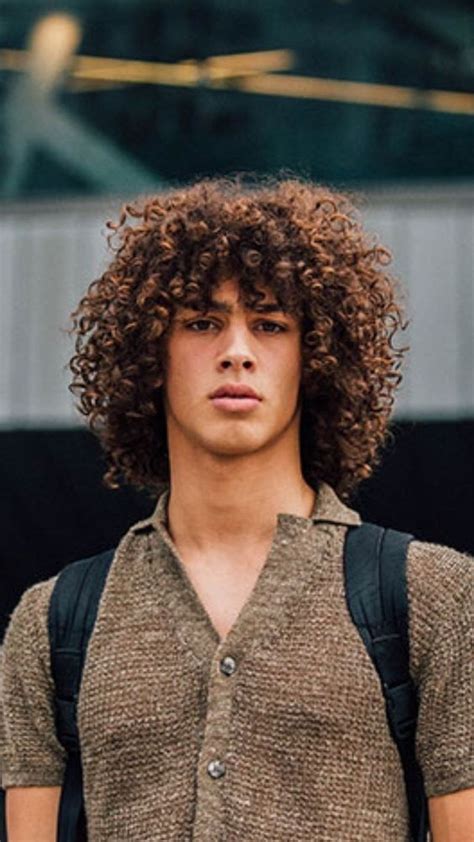 40 Most Popular Hairstyles For Curly Hair Men | Hombres con cabello ...