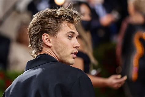 Download Charming Austin Butler glancing back with an intense gaze ...