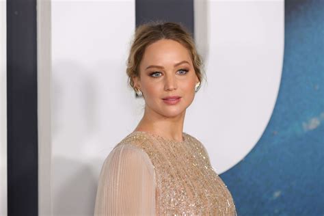 How tall is Jennifer Lawrence - Real Age, Weight, Height in feet