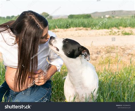 Pregnant Girl Fucking Kissing Her Dog Foto stock 1992884876 | Shutterstock