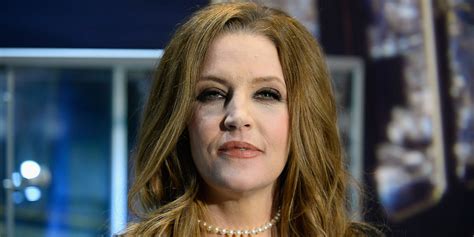 Lisa Ann Walter Defies Age at 59 as She Stuns with Her Curves in Fitted ...