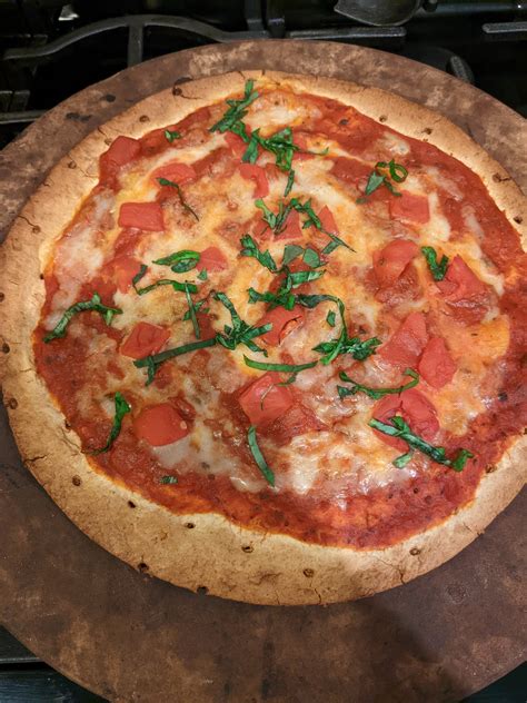 My first homemade vegan pizza, with Miyoko's liquid mozzarella! : r/vegan