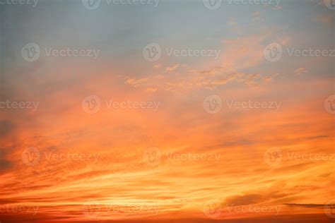 hermosa , lujo suave degradado naranja oro nubes y luz de sol en el ...