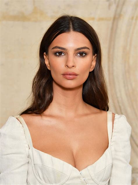 Emily Ratajkowski biography, parents, net worth, diet 2026 | Zoomboola