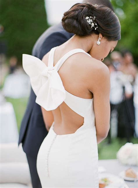 When to change into second wedding dress | Beachweddingtips.com