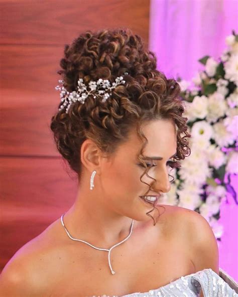 Wedding Hairstyles For Curly Hair 2024 [Guide & Tips]