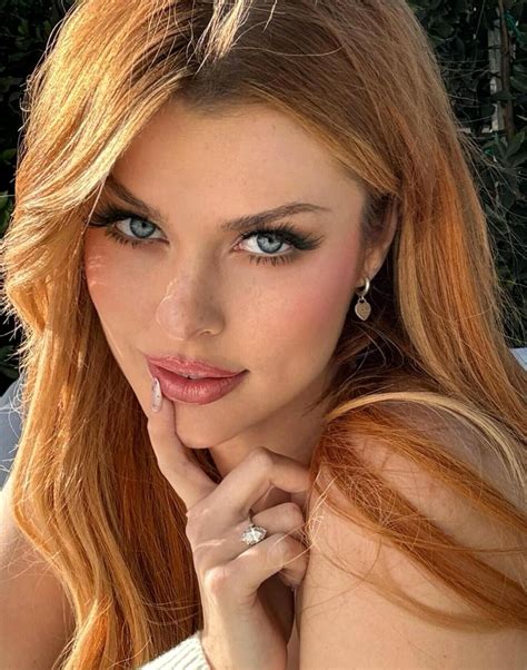 Elly Clutch : r/PrettyGirls