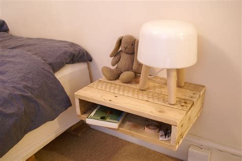 DIY bedside table of reclaimed wood from pallet | Bedside table diy ...