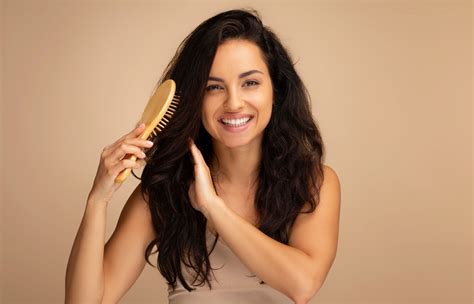 Brush vs Comb Hair: Which One is Best for Your Hair Type?