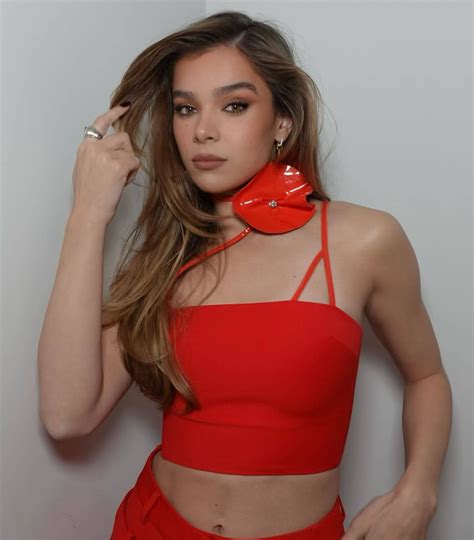 Hailee Steinfeld - Shop Small With Amazon Campaign December 2023 (+3 ...