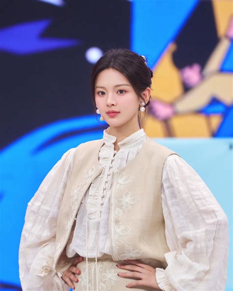 Yang Chao Yue | 杨超越 | 少女 @yang_cyyyyyy_ 一身柔雾粉裙，慵懒倚靠在沙发之上。橙子味的阳光透过缝隙照进发丝 ...