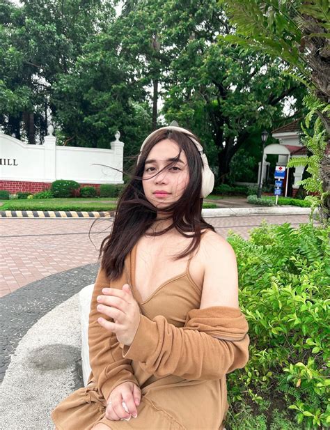 Would you take me on a date and treat me like a princess and play with my 🍆 under the table? : r ...