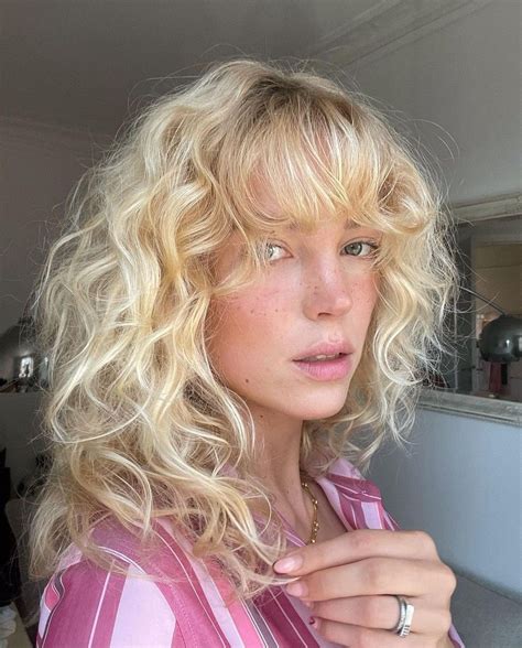 Pin by dominique boske on HAIR | Blonde hair with bangs, Curly hair ...
