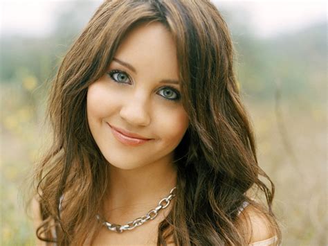Young Amanda Bynes | Medium hair styles for women, Medium hair styles ...