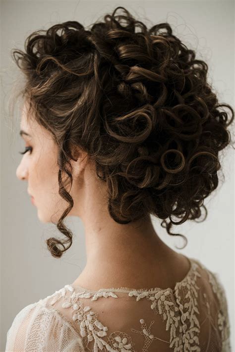 15+ Chic Curly Hair Bun Hairstyles to Try in 2025 - Kappers Magazine