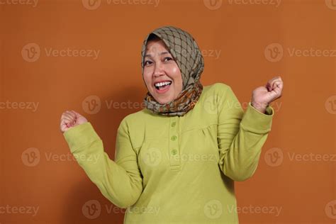 emocionado mujer celebrando alegre éxito con expresivo pose, Perfecto ...