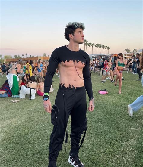 Pin de Ian em rpg vampiro em 2025 | Rapazes sensuais, Ternos da moda, Garotos sensuais