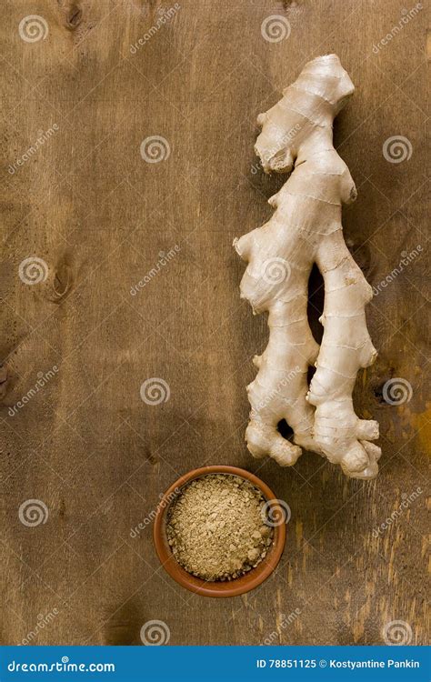 Fresh and Ground Ginger Root Spice Stock Image - Image of clay, closeup ...