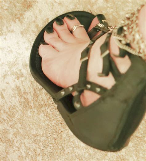 Think my feet smell? : r/FootSniffing