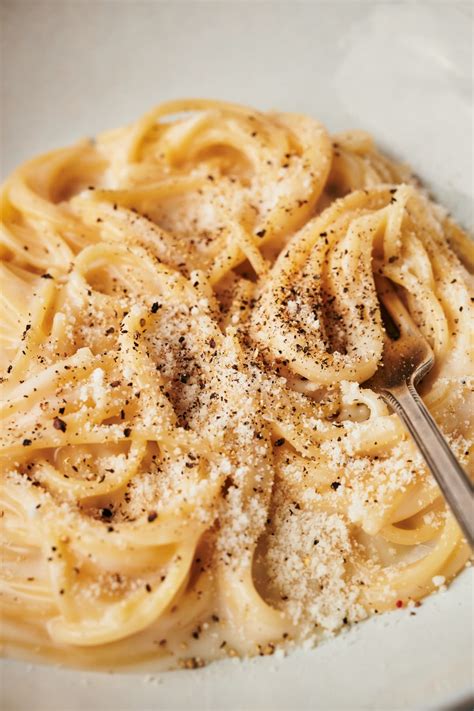 Quick and Easy Cacio e Pepe Recipe - Gusto Saporito