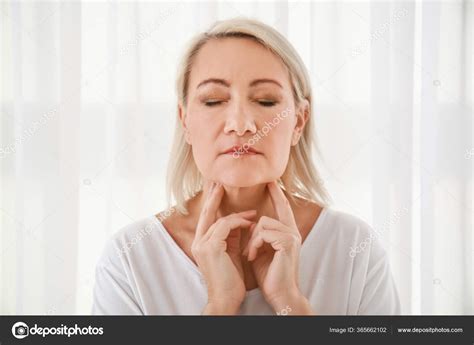 Mujer Con Problemas Glándula Tiroides Casa — Foto de stock #365662102 ...