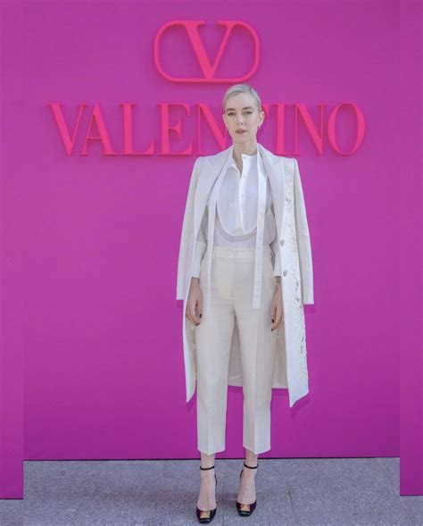 ' adlı kullanıcının Vanessa Kirby panosundaki Pin