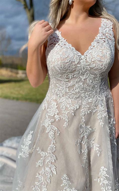 Romantic Lace Plus Size Wedding Dress with Long Sleeves | Stella York Wedding Dresses