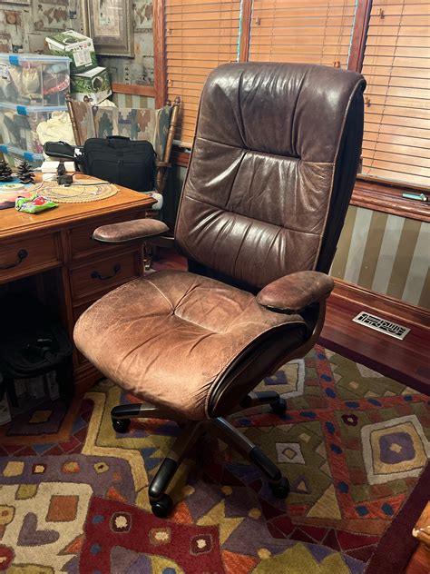 This has been my gaming chair for a decade now. Looking on replacing it ...