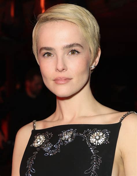 Surprise! Zoey Deutch debuts new platinum-blonde pixie look — that she helped cut! - ABC News
