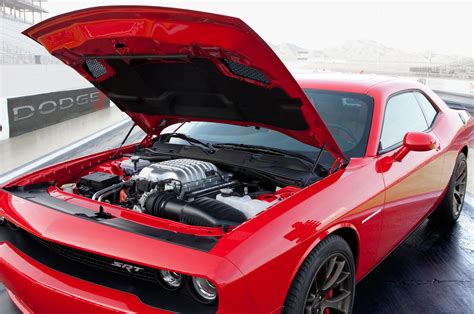 2015-Dodge-Challenger-SRT-Hellcat-hood-open1 - Motor Trend en Español