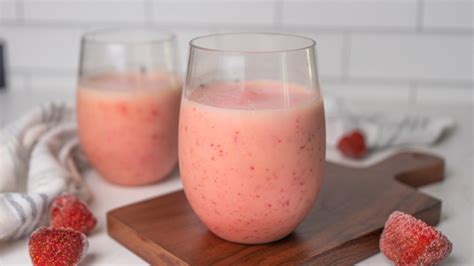 Bahama Mama Tropical Smoothie Recipe | The Kitchen Invitation