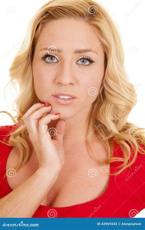 Barbilla Roja De La Mano Del Cierre Del Equipo De La Mujer Seria Imagen ...