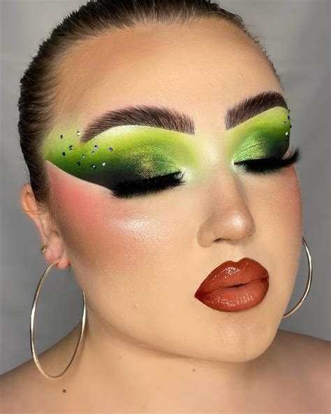 34 Green Eyeshadow Looks: From Mint Elegance to Emerald Glam - divagaze.com