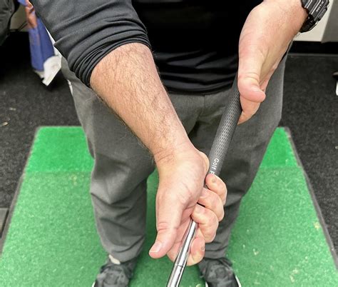 Strong vs. Weak Golf Grip: Which One is Best? - Humble Golfer