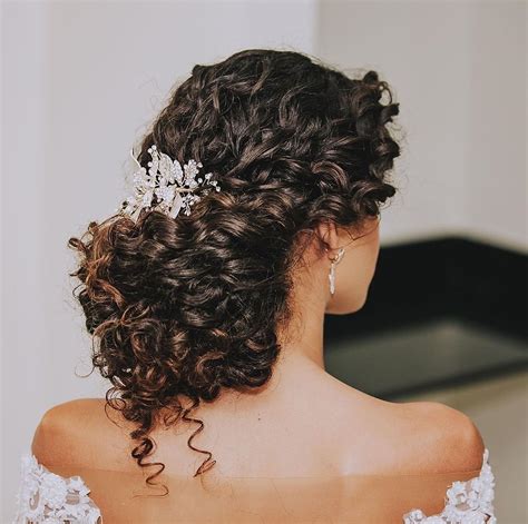 15 Bridal Hairstyles For Curly Hair, From Curly Back Bun To Side Swept ...