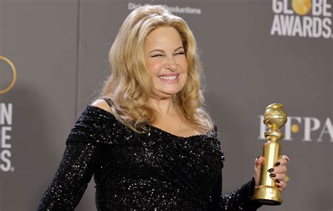 Jennifer Coolidge receives standing ovation at Golden Globes 2023