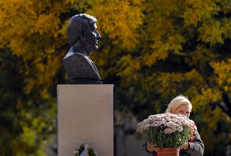 Elie Wiesel bust unveiled in Romania to mark Holocaust day | The Times ...
