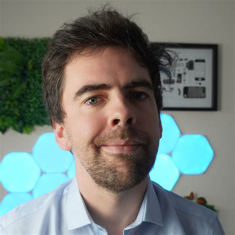 我刚刚了解了埃隆·马斯克 (Elon Musk) 的 Grok AI 评分，并测试了汤姆指南 (Tom's Guide) 编辑的办公桌设置 - OurCoders (我们程序员)