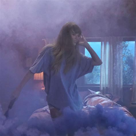 Taylor Swift vive un sueño lavanda en el video musical de Lavender Haze