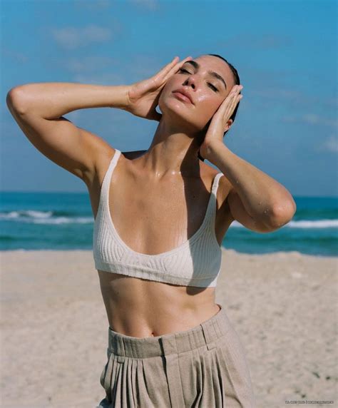 Gal Gadot 2022 Body